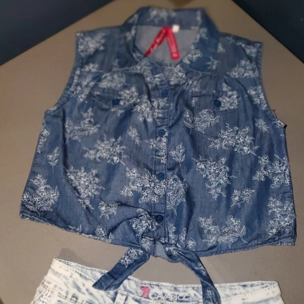 Button Down Crop Top - Picture 2 of 4